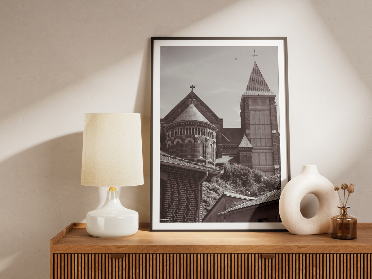 Église au-dessus des toits, Mers-les-Bains - tirage N&B encadré noir sur un meuble cannelé avec lampe - Corentin GMT