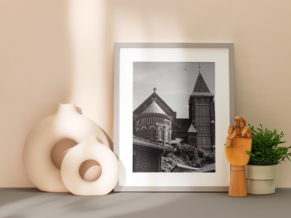 Église au-dessus des toits, Mers-les-Bains - tirage N&B avec passe-partout entre des vases blancs - Corentin GMT