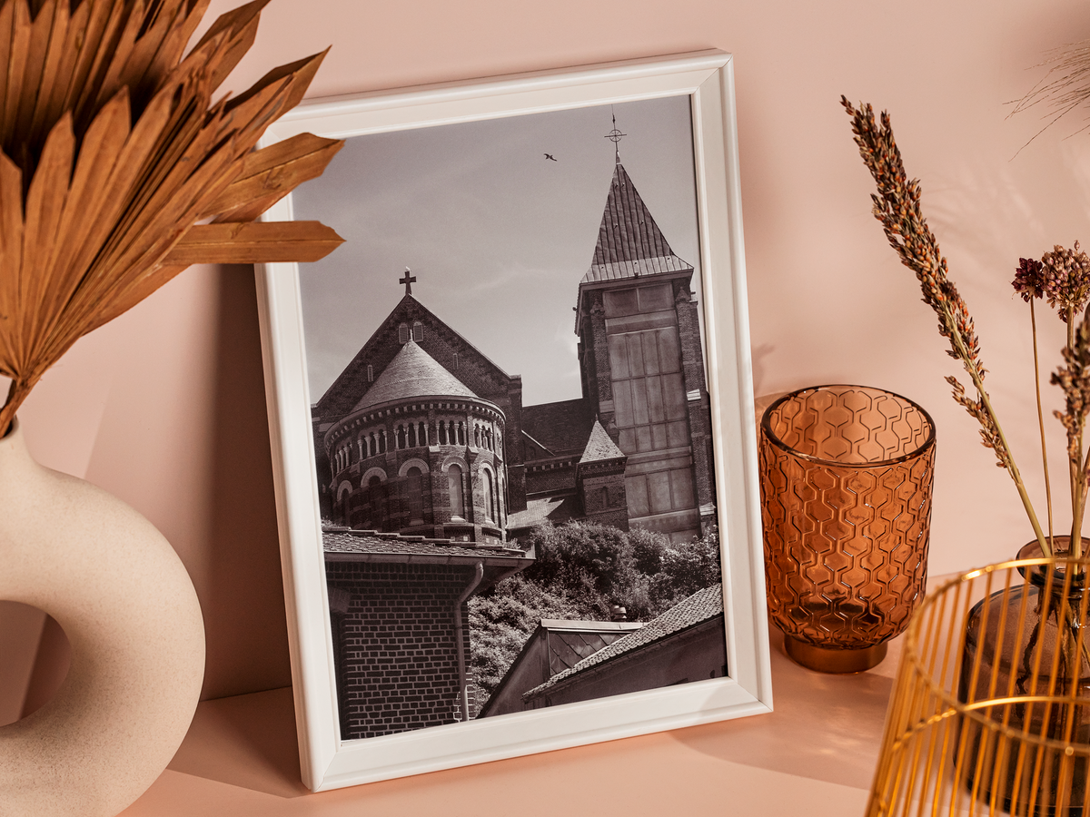 Église au-dessus des toits, Mers-les-Bains - tirage N&B encadré blanc sur fond rose avec fleurs séchées - Corentin GMT