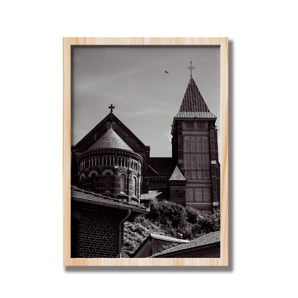 Église au-dessus des toits, Mers-les-Bains - tirage N&B encadré effet chêne - Corentin GMT