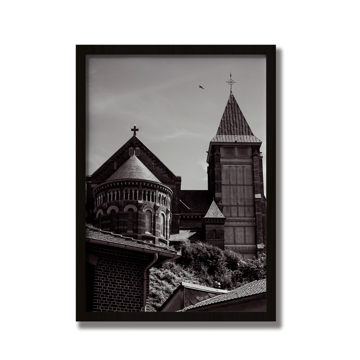 Église au-dessus des toits, Mers-les-Bains - tirage N&B encadré noir - Corentin GMT