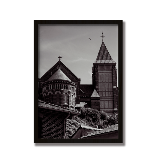 Église au-dessus des toits, Mers-les-Bains - tirage N&B encadré noir - Corentin GMT