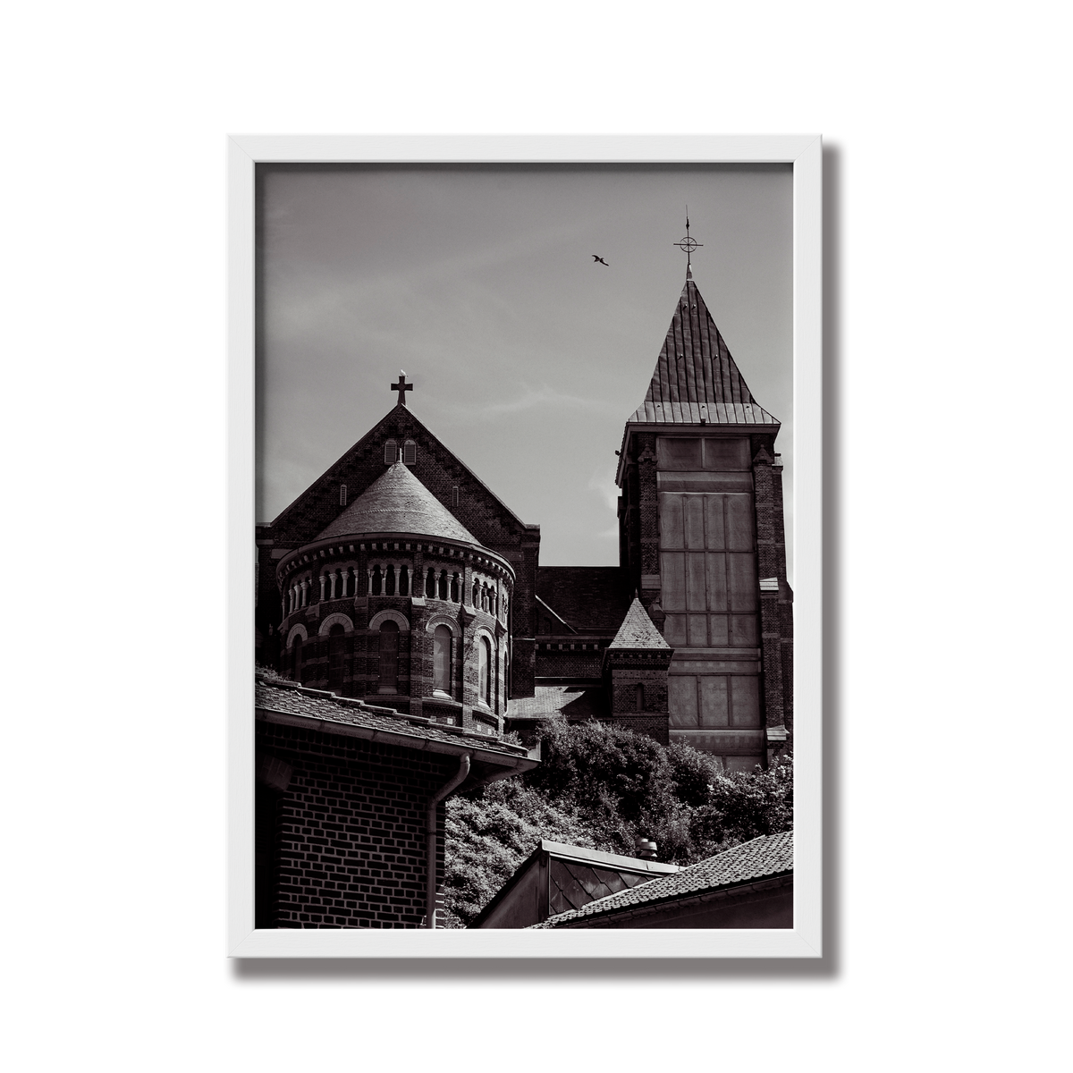 Église au-dessus des toits, Mers-les-Bains - tirage N&B encadré blanc - Corentin GMT