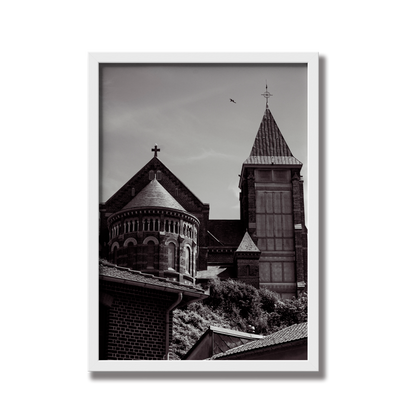 Église au-dessus des toits, Mers-les-Bains - tirage N&B encadré blanc - Corentin GMT