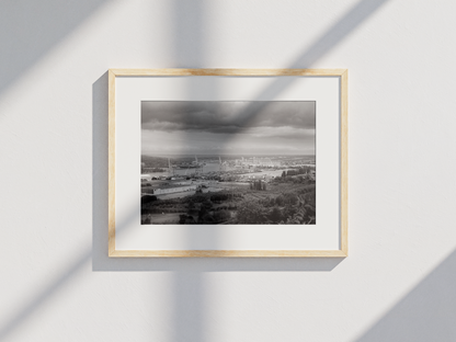 Port de Rouen et boucle de Seine - tirage N&B encadré effet chêne avec passe-partout sur mur clair - Corentin GMT