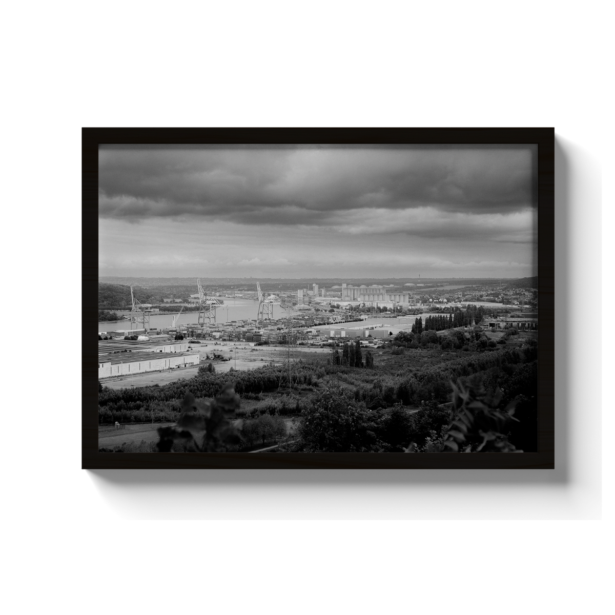 Port de Rouen et boucle de Seine - tirage N&B encadré noir sur fond blanc - Corentin GMT