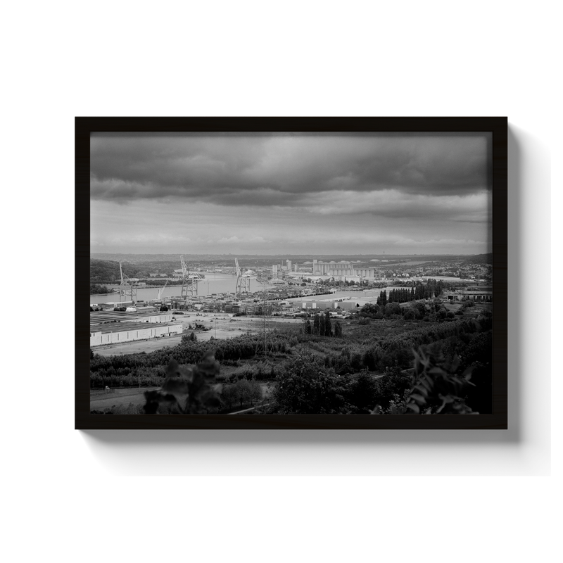 Port de Rouen et boucle de Seine - tirage N&B encadré noir sur fond blanc - Corentin GMT