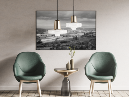 Port de Rouen et boucle de Seine - tirage N&B encadré noir au mur au-dessus de deux fauteuils verts - Corentin GMT