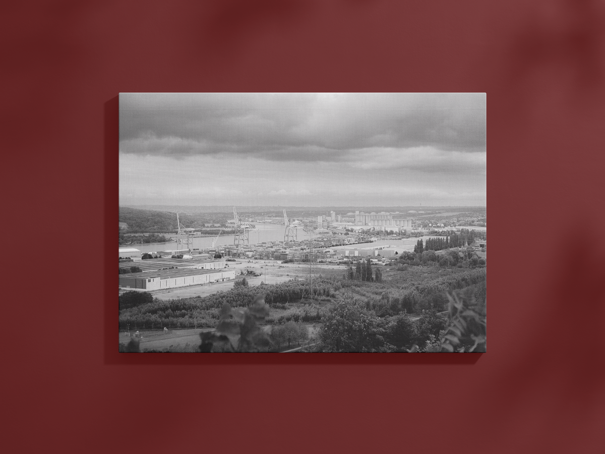 Port de Rouen et boucle de Seine - tirage N&B sans cadre sur un mur bordeaux - Corentin GMT