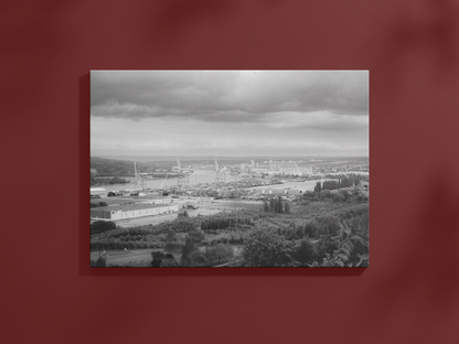 Port de Rouen et boucle de Seine - tirage N&B sans cadre sur un mur bordeaux - Corentin GMT