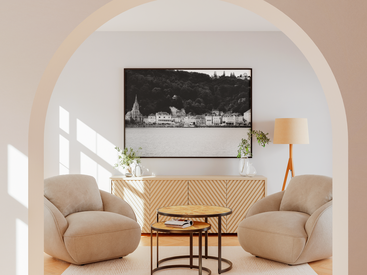 La Bouille vue de la Seine - tirage N&B encadré noir au mur d'un salon sous une arche - Corentin GMT