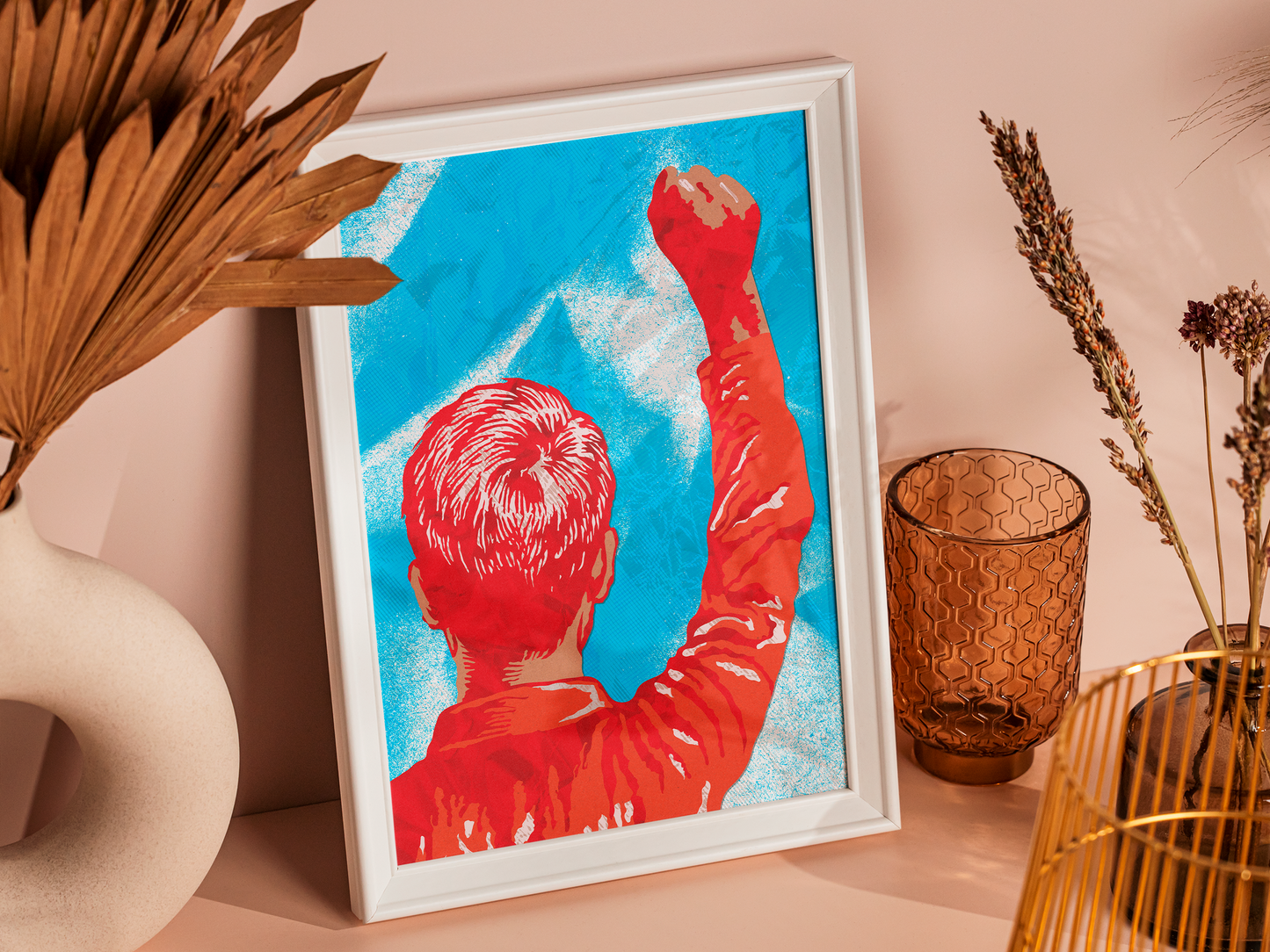 Poster Poing Levé - affiche en cadre blanc sur un mur rose avec palmes séchées - Corentin GMT