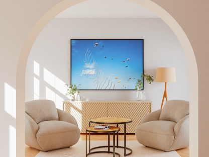 Cerfs-volants rubans, Dieppe - tirage couleur encadré dans un salon sous arche - Corentin GMT