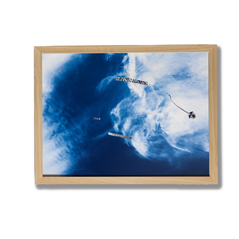 Cerf-volant et nuages, Dieppe - tirage couleur encadré chêne - Corentin GMT