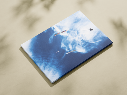 Cerf-volant et nuages, Dieppe - tirage couleur sans cadre vu de trois quarts - Corentin GMT