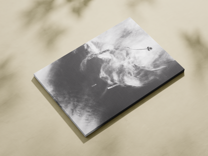 Cerf-volant et nuages, Dieppe - tirage noir et blanc sans cadre vu de trois quarts - Corentin GMT