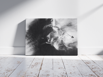 Cerf-volant et nuages, Dieppe - tirage noir et blanc sans cadre posé au sol - Corentin GMT