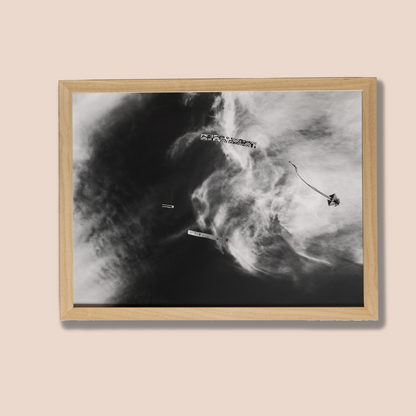 Cerf-volant et nuages, Dieppe - tirage noir et blanc encadré chêne - Corentin GMT