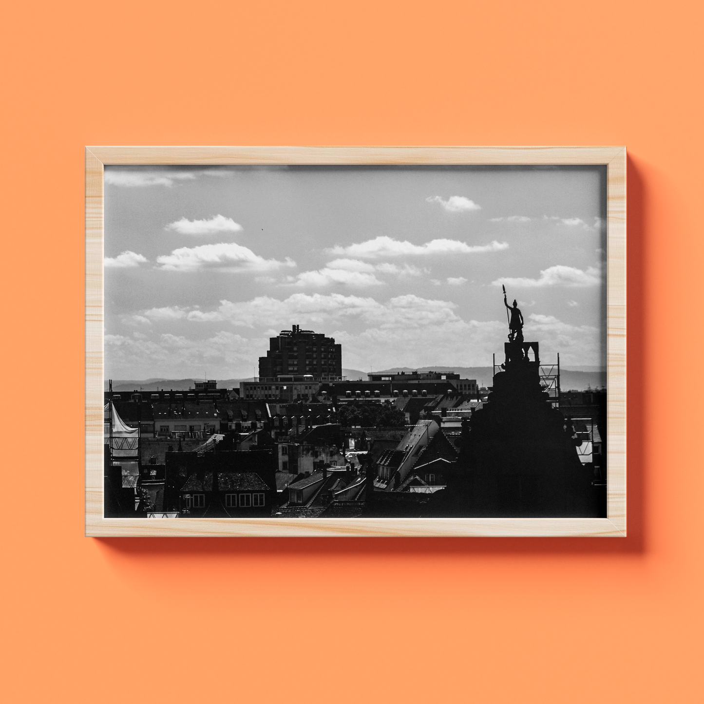 Toits de Strasbourg et statue - tirage N&B cadre chêne sur fond orange - Corentin GMT