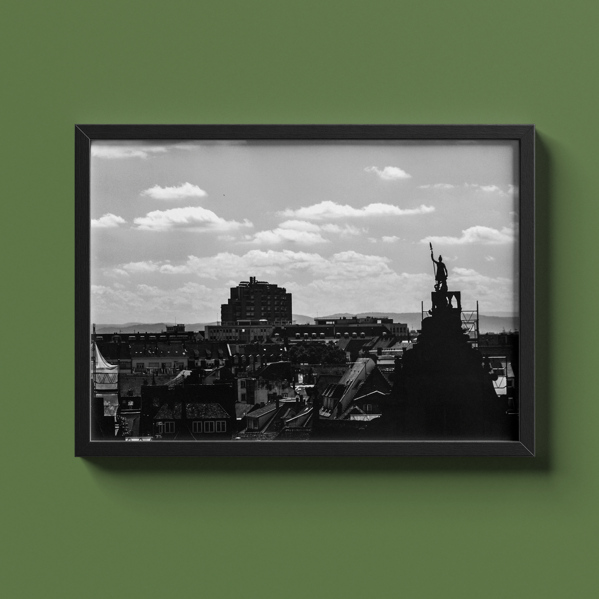 Toits de Strasbourg et statue - tirage N&B cadre noir sur fond vert - Corentin GMT