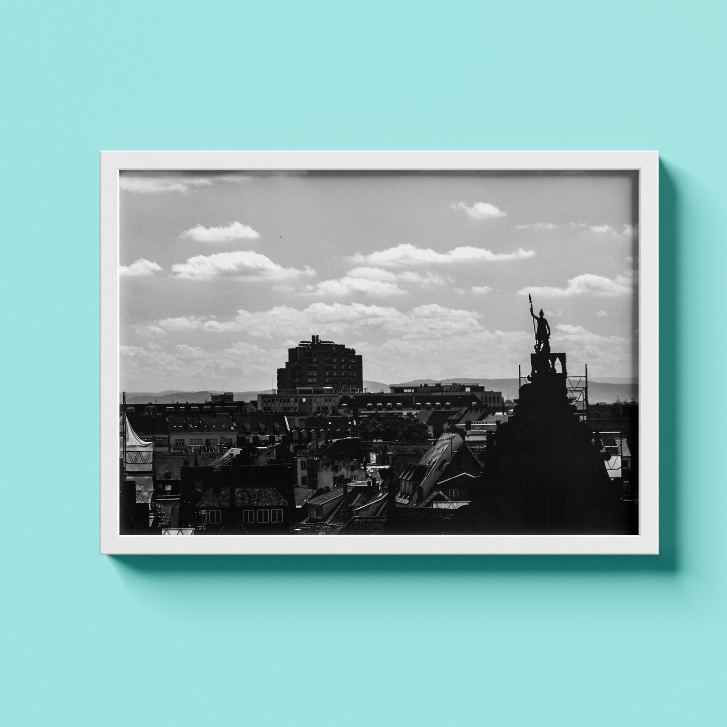 Toits de Strasbourg et statue - tirage N&B cadre blanc sur fond turquoise - Corentin GMT