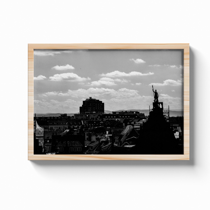 Toits de Strasbourg et statue - tirage N&B cadre chêne sur fond gris - Corentin GMT