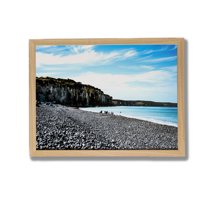 Falaise et plage de galets, Dieppe - tirage couleur encadré chêne sur fond gris - Corentin GMT