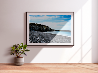 Falaise et plage de galets, Dieppe - tirage couleur encadré noir sur mur clair - Corentin GMT