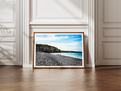 Falaise et plage de galets, Dieppe - tirage couleur posé au sol contre un mur à moulures - Corentin GMT