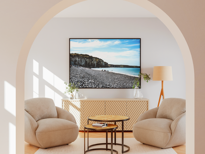 Falaise et plage de galets, Dieppe - tirage couleur encadré dans un salon sous arche - Corentin GMT