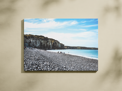 Falaise et plage de galets, Dieppe - tirage couleur sans cadre sur mur beige - Corentin GMT