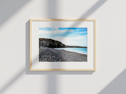 Falaise et plage de galets, Dieppe - tirage couleur encadré bois clair avec passe-partout - Corentin GMT