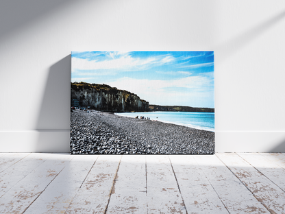Falaise et plage de galets, Dieppe - tirage couleur sans cadre posé au sol - Corentin GMT