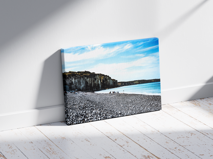 Falaise et plage de galets, Dieppe - tirage couleur sans cadre posé au sol de trois quarts - Corentin GMT