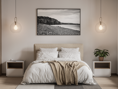 Falaise et plage de galets, Dieppe - tirage noir et blanc encadré au-dessus d'un lit - Corentin GMT