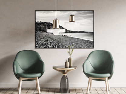 Falaise et plage de galets, Dieppe - tirage noir et blanc encadré dans un salon - Corentin GMT