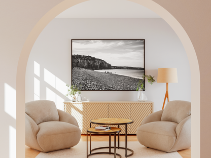 Falaise et plage de galets, Dieppe - tirage noir et blanc encadré dans un salon sous arche - Corentin GMT