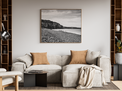Falaise et plage de galets, Dieppe - tirage noir et blanc encadré au-dessus d'un canapé - Corentin GMT
