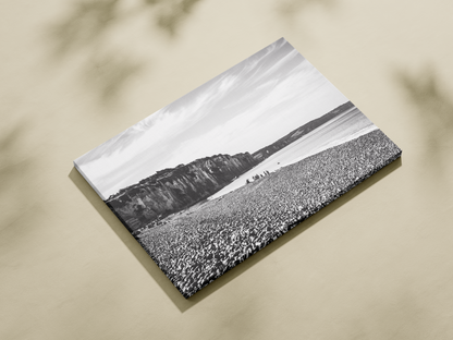 Falaise et plage de galets, Dieppe - tirage noir et blanc sans cadre vu de trois quarts - Corentin GMT