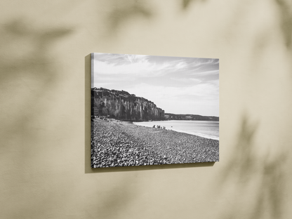 Falaise et plage de galets, Dieppe - tirage noir et blanc sans cadre vu de profil - Corentin GMT