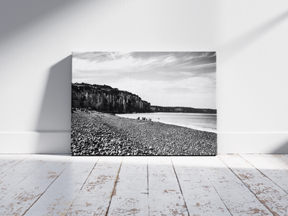 Falaise et plage de galets, Dieppe - tirage noir et blanc sans cadre posé au sol - Corentin GMT