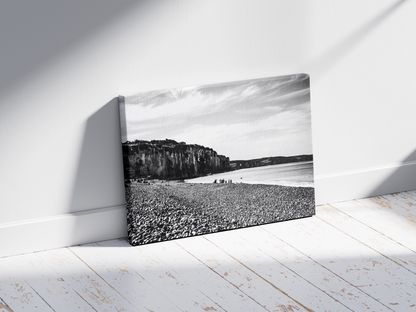 Falaise et plage de galets, Dieppe - tirage noir et blanc sans cadre posé au sol de trois quarts - Corentin GMT