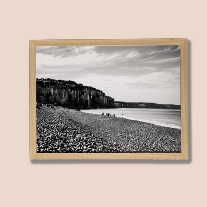 Falaise et plage de galets, Dieppe - tirage noir et blanc encadré chêne sur fond beige - Corentin GMT