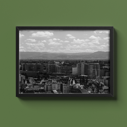 Strasbourg et les montagnes - tirage N&B cadre noir sur fond vert - Corentin GMT