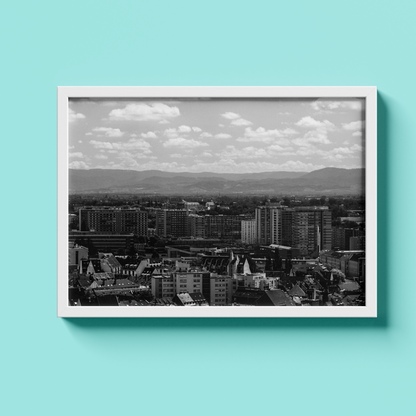 Strasbourg et les montagnes - tirage N&B cadre blanc sur fond turquoise - Corentin GMT