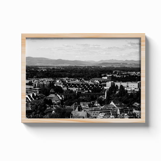 Strasbourg et les Vosges - tirage N&B cadre chêne sur fond gris - Corentin GMT