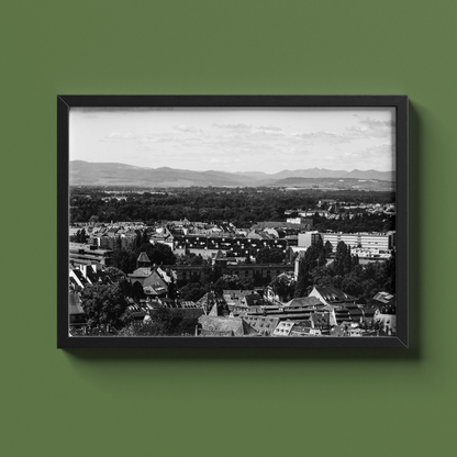 Strasbourg et les Vosges - tirage N&B cadre noir sur fond vert - Corentin GMT
