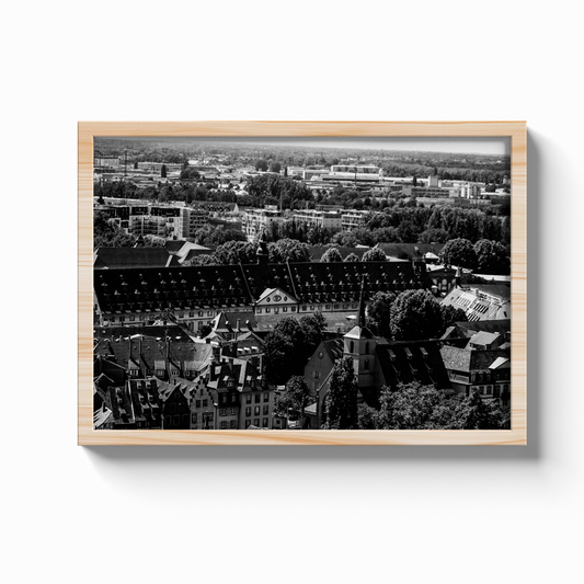 Panorama des toits de Strasbourg - tirage N&B cadre chêne sur fond gris - Corentin GMT