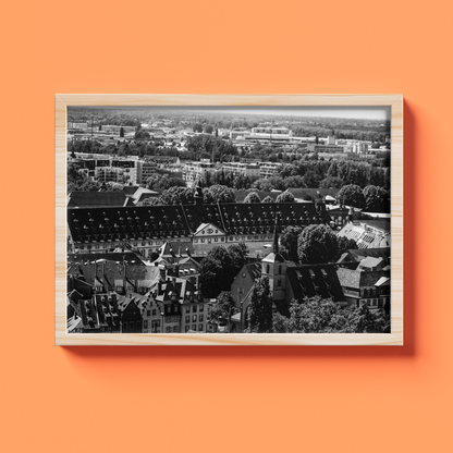 Panorama des toits de Strasbourg - tirage N&B cadre chêne sur fond orange - Corentin GMT