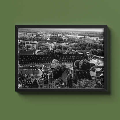 Panorama des toits de Strasbourg - tirage N&B cadre noir sur fond vert - Corentin GMT